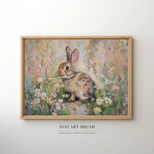 Puede incluir: Una pintura de un conejo marrón sentado en un campo de flores rosas y blancas. El conejo está mirando hacia la izquierda de la imagen. El fondo es un suave marrón y beige.