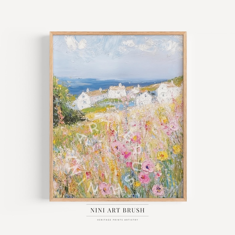 Op de afbeelding: Een schilderij van een kustsc&egrave;ne met witte huizen op een heuvel met uitzicht op een blauwe zee. De voorgrond is gevuld met kleurrijke wilde bloemen in tinten roze, geel en wit.