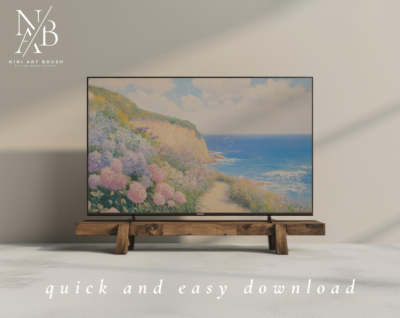 Op de afbeelding: Een grote flatscreen-tv met een kustlandschapschilderij met een pad, bloemen en de oceaan. De tv staat op een rustieke houten standaard. De woorden "quick and easy download" staan onderaan.
