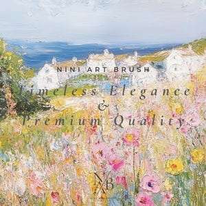 Op de afbeelding: Een schilderij van een kustlandschap met witte huizen en een veld vol roze en gele bloemen. De tekst "NINI ART BRUSH" staat bovenaan de afbeelding, en de tekst "Timeless Elegance & Premium Quality" staat in het midden van de afbeelding. De tekst "N/B" staat onderaan de afbeelding.