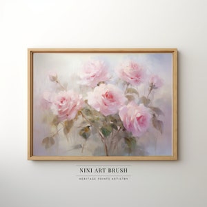 Puede incluir: Una pintura de un ramo de rosas rosas con hojas y tallos verdes. El fondo es de un azul claro suave. La pintura está enmarcada en un marco de madera claro. El texto "NINI ART BRUSH" y "HERITAGE PRINTS ARTISTRY" está en la parte inferior de la pintura.
