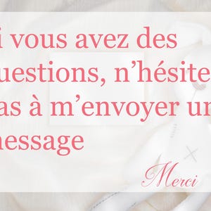May include: A white card with pink text that reads "Si vous avez des questions, n'h&eacute;sitez pas &agrave; m'envoyer un message Merci". The card is on a white fluffy surface with a white stuffed bunny.
