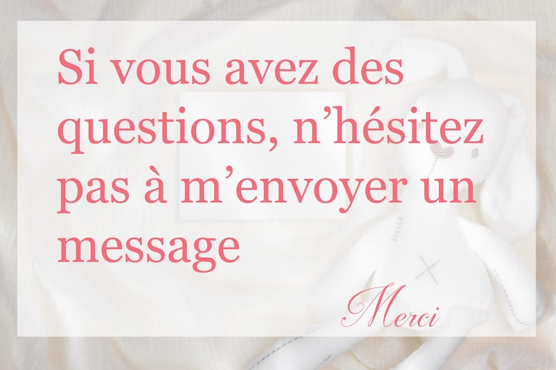 May include: A white card with pink text that reads "Si vous avez des questions, n'h&eacute;sitez pas &agrave; m'envoyer un message Merci". The card is on a white fluffy surface with a white stuffed bunny.