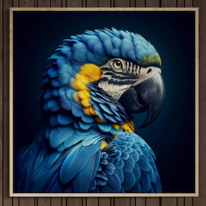Puede incluir: Impresión enmarcada de un guacamayo azul y amarillo. La imagen destaca los detalles de las plumas, el ojo y el pico del ave sobre un fondo oscuro. El marco de madera clara añade un toque natural a esta obra de arte.