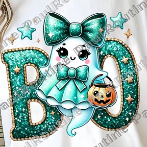 Peut inclure: T-shirt blanc avec un motif de fantôme turquoise tenant un seau citrouille. Le mot "BOO" est écrit en lettres pailletées turquoise avec des bordures dorées et des étoiles. Graphique amusant sur le thème d'Halloween.