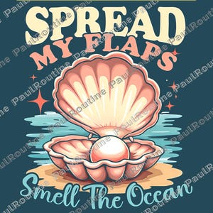 Könnte beinhalten: Digitale Illustration einer geöffneten Muschel mit einer Perle, vor blauem Hintergrund. Der Text lautet "SPREAD MY FLAPS" und "Smell The Ocean". Das Design umfasst Sterne und Wasser.