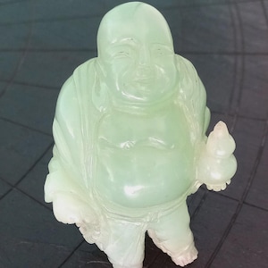 Vintage Grüne Jade Buddha Skulptur: 1970er Jahre asiatischer Schreibtisch Briefbeschwerer