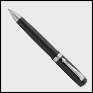 K&ouml;nnte beinhalten: Ein schwarzer Kugelschreiber mit silberner Spitze und Clip. Der Stift hat eine glatte, gl&auml;nzende Oberfl&auml;che und ein silbernes Band in der Mitte. Der Clip ist rechteckig mit einem dekorativen Design. Der Stift ist vor einem hellgrauen Hintergrund abgebildet.
