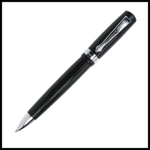 K&ouml;nnte beinhalten: Ein schwarzer Kugelschreiber mit silberner Spitze und Akzenten. Der Stift hat eine gl&auml;nzende Oberfl&auml;che und einen silbernen Clip. Der Stift ist diagonal vor einem wei&szlig;en Hintergrund angeordnet.