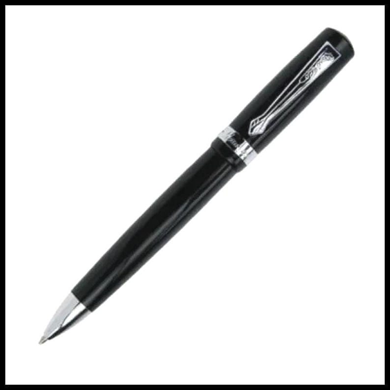 K&ouml;nnte beinhalten: Ein schwarzer Kugelschreiber mit silberner Spitze und Akzenten. Der Stift hat eine gl&auml;nzende Oberfl&auml;che und einen silbernen Clip. Der Stift ist diagonal vor einem wei&szlig;en Hintergrund angeordnet.