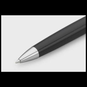 K&ouml;nnte beinhalten: Nahaufnahme eines schwarzen Stifts mit silberner Spitze. Der Stift hat eine elegante, gl&auml;nzende Oberfl&auml;che und eine konische Silberkappe. Der Stift ist leicht angewinkelt und zeigt sein Design vor einem wei&szlig;en Hintergrund.