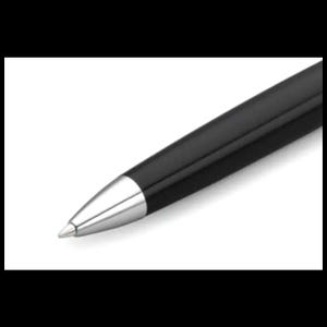K&ouml;nnte beinhalten: Ein schwarzer Kugelschreiber mit silberner Spitze. Der Stift hat eine glatte, gl&auml;nzende Oberfl&auml;che und ein schlichtes, elegantes Design. Der Stift ist diagonal vor einem wei&szlig;en Hintergrund angeordnet.