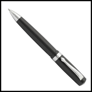 K&ouml;nnte beinhalten: Ein schwarzer Kugelschreiber mit silberner Spitze und Clip. Der Stift hat eine gl&auml;nzende Oberfl&auml;che und ein silbernes Band in der Mitte. Der Clip ist rechteckig mit einem dekorativen Design.