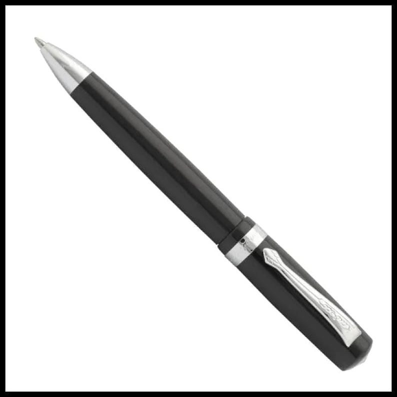 K&ouml;nnte beinhalten: Ein schwarzer Kugelschreiber mit silberner Spitze und Clip. Der Stift hat eine gl&auml;nzende Oberfl&auml;che und ein silbernes Band in der Mitte. Der Clip ist rechteckig mit einem dekorativen Design.
