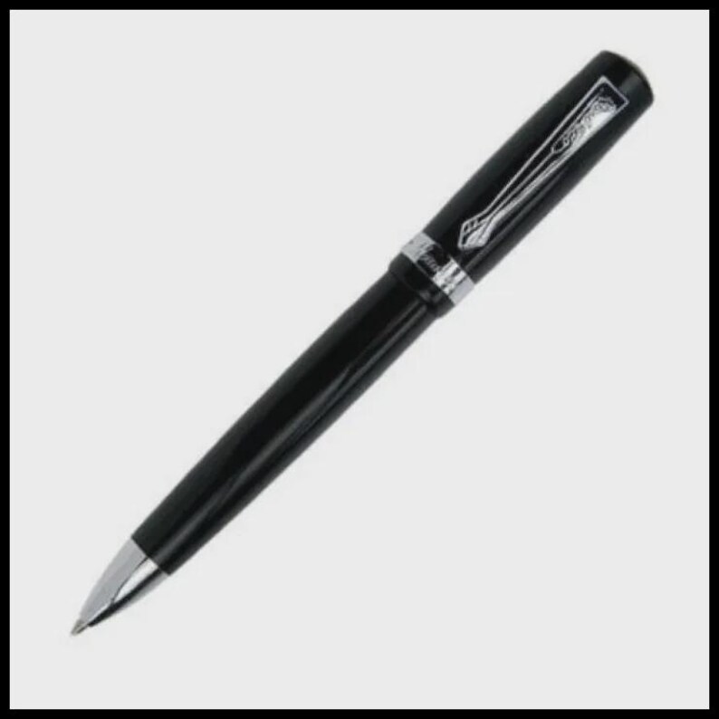 K&ouml;nnte beinhalten: Ein schwarzer Kugelschreiber mit silberner Spitze und Akzenten. Der Stift hat eine gl&auml;nzende Oberfl&auml;che und einen silbernen Clip. Der Stift ist diagonal vor einem wei&szlig;en Hintergrund platziert. Es ist ein Schreibger&auml;t.