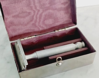 GILLETTE TECH shaving razor Made in England Original in metal box 1960s