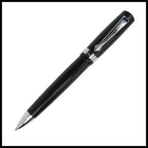 K&ouml;nnte beinhalten: Ein schwarzer Kugelschreiber mit silberner Spitze und Akzenten. Der Stift hat eine glatte, gl&auml;nzende Oberfl&auml;che und einen silbernen Clip. Der Stift ist leicht nach rechts vor einem wei&szlig;en Hintergrund geneigt. Es ist ein Schreibger&auml;t.