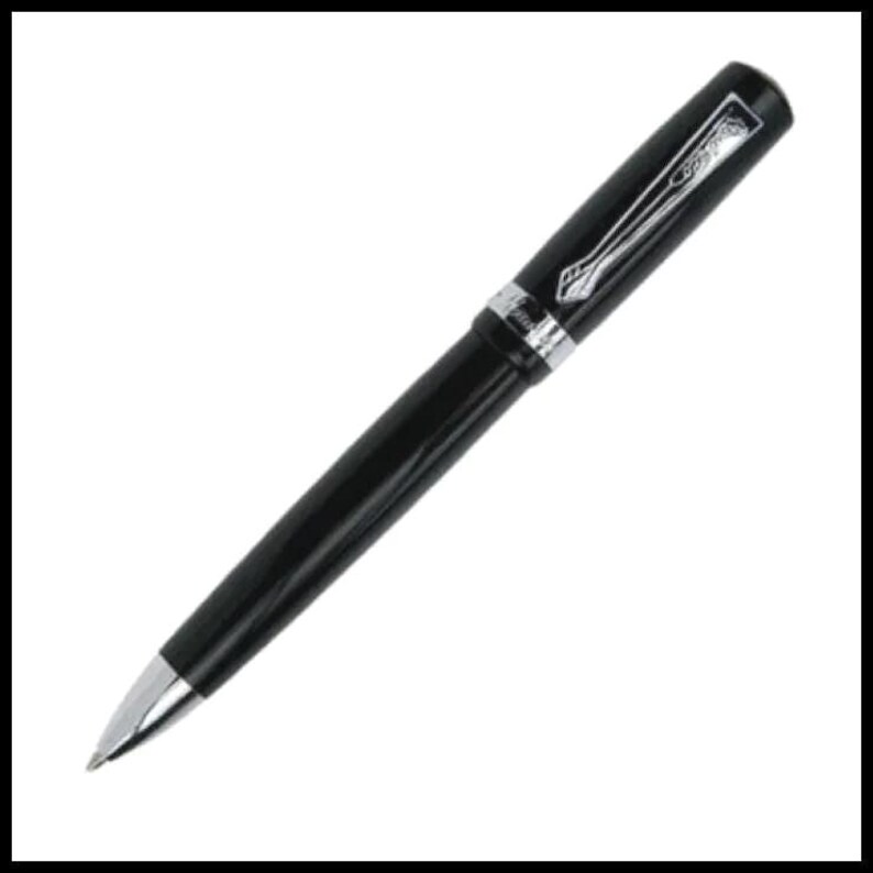 K&ouml;nnte beinhalten: Ein schwarzer Kugelschreiber mit silberner Spitze und Akzenten. Der Stift hat eine glatte, gl&auml;nzende Oberfl&auml;che und einen silbernen Clip. Der Stift ist leicht nach rechts vor einem wei&szlig;en Hintergrund geneigt. Es ist ein Schreibger&auml;t.
