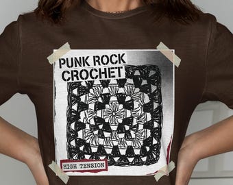Camiseta Punk Rock Crochet Grandma Square, Camiseta Estilosa de Artes em Fibra