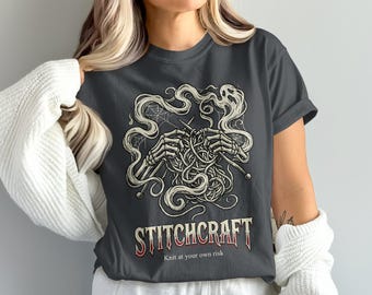 Camiseta Skeleton Knitter, Stitchcraft Goth Fiber Art, Comfort Colors Tee
