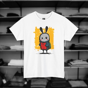 T-shirt grafica Street Smarts and Sketchbooks, T-shirt streetwear con cartoni animati, T-shirt artistica, T-shirt con coniglietto urbano, T-shirt unisex in cotone, Abbigliamento creativo
