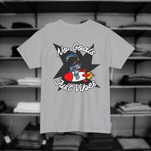 Camiseta unisex con diseño de astronauta "No Goals Just Vibes Chill", estilo urbano divertido, ideal para un día relajado y manga corta de algodón.