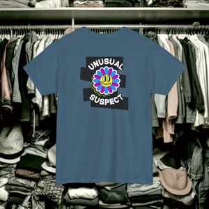 Camiseta gráfica "Sospechosos Inusuales", camiseta retro con dibujos de flores, camisetas de moda de verano, ropa urbana unisex, camisetas casuales de algodón de manga corta
