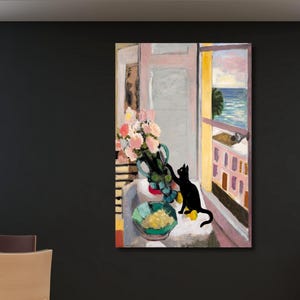 Può includere: Un dipinto colorato raffigura una natura morta con vista finestra. Un gatto nero è appollaiato su un davanzale, che guarda il mare. Un vaso di fiori rosa e una ciotola di frutta gialla sono sul davanzale. L'opera d'arte ha uno stile impressionista.