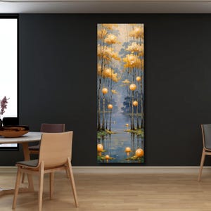 Può includere: Dipinto di paesaggio verticale raffigurante una serena scena della foresta. Alti e snelli alberi con fogliame giallo-oro costeggiano i bordi di un corpo d'acqua calmo e riflettente. Globi di luce fluttuanti aggiungono un tocco stravagante alla scena tranquilla, con una tavolozza di colori tenui e smorzati.