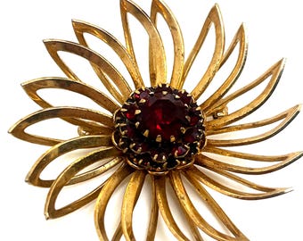 Vintage Sarah Coventry Brosche: 1960s goldfarbene Blume, bordeauxfarbener Strass