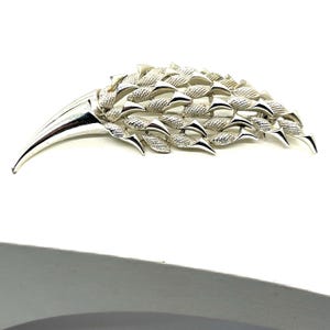 Spilla vintage firmata Coro con grande fiore, gambo di grano, tono argento, liscia e strutturata