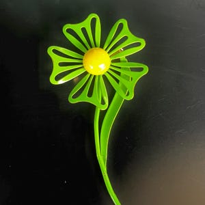 Vintage heldergroen en geel emaille madeliefje Flower Power bloemen metalen speld jaren 60