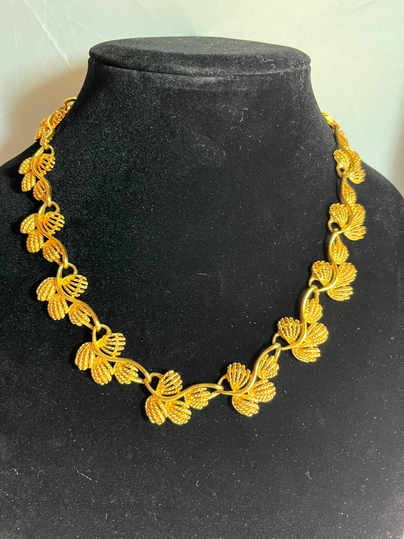 Napier vintage gold tone four leaf necklace - image 1