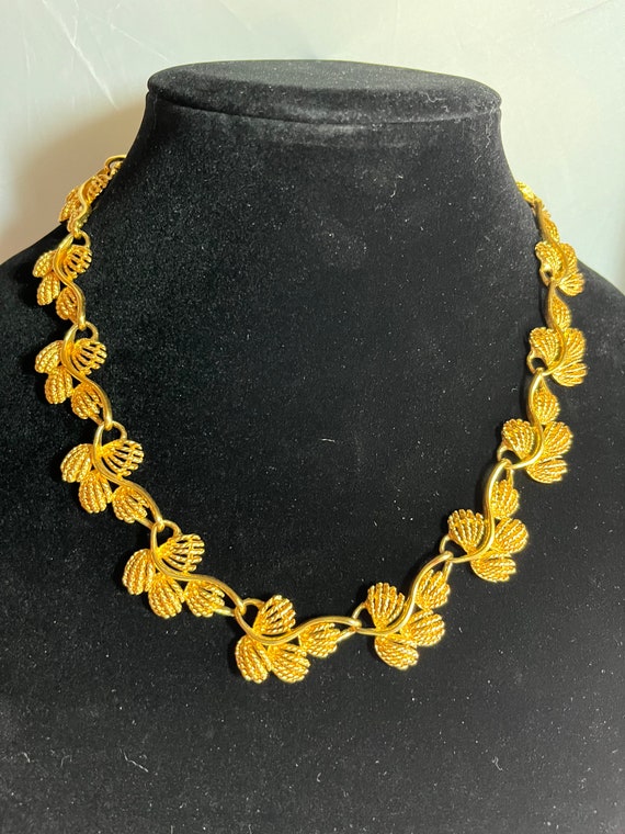 Napier vintage gold tone four leaf necklace - image 2