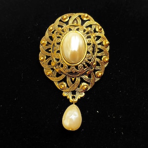 Vintage Cabrio Brosche Victorian Revival Filigran Oval Anhänger Faux Perle Tropfen baumelnAczent Hochzeit Brosche Pin
