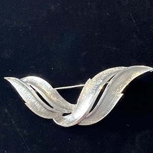 Vintage Coro Signed Silver tone Twist Leaf Feather Ribbon Brooch Pin