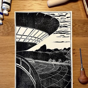 Könnte beinhalten: Schwarz-weißer Linolschnitt eines modernen Gebäudes mit einem geschwungenen Dach und Blick auf eine Skyline in der Ferne.