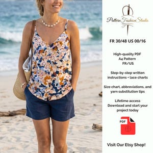 Peut inclure: Un caraco à imprimé floral avec un col en V et des boutons, associé à un short bleu marine. L'image comprend également le texte "Pattern Fashion Studio" et "FR 30/48 US 00/16". Le caraco est une taille US 00/16.