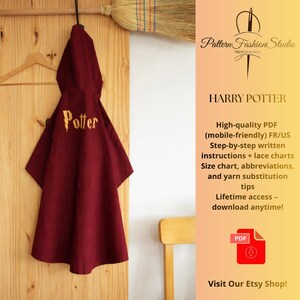 Peut inclure: Une cape à capuche bordeaux avec le mot "Potter" brodé en or. La cape est suspendue à une porte en bois. Un balai et le texte "HARRY POTTER" sont également visibles.