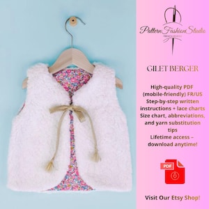 Peut inclure: Un gilet blanc et duveteux avec une doublure à motifs floraux et une fermeture à nouer beige. Le gilet est suspendu à un cintre en bois. Le texte indique "GILET BERGER" et "Visit Our Etsy Shop!"