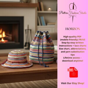 Peut inclure: Un sac seau et un chapeau de soleil en crochet sont posés sur une table en bois. Les deux articles présentent des rayures horizontales de différentes couleurs, dont le bleu, l'orange et le vert. Le sac a une fermeture à cordon. Le texte "HORIZON" est visible.