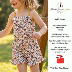 Peut inclure: Une petite fille porte une barboteuse à fleurs avec des bretelles jaunes et des ourlets à volants. La barboteuse présente un fond blanc avec un motif floral coloré. Le texte à droite indique "4/10 ans" et "Visitez notre boutique Etsy !"