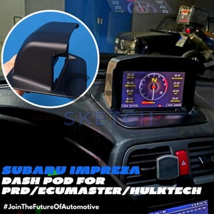 Könnte beinhalten: Schwarzer Kunststoff-Armaturenbrett-Pod für einen Subaru Impreza. Der Pod ist für die Aufnahme eines digitalen Displays konzipiert. Der Text "SUBARU IMPREZA DASH POD FOR PRD/ECUMASTER/HULKTECH #JoinTheFutureOfAutomotive" ist unten im Bild aufgedruckt.