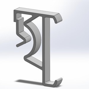 Könnte beinhalten: Eine graue Metall-Regalhalterung mit einem gebogenen Haken. Die Halterung ist so konzipiert, dass sie an einer Wand oder einem Regal befestigt werden kann.