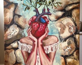 Può includere: Dipinto originale su tela raffigurante una figura a forma di cuore con rami di ulivo che crescono dalla sua sommità. La figura è ambientata su uno sfondo di pietra e cielo, con piccole figure di lucertole sparse.