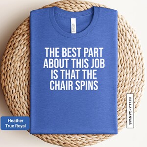 a blue t - shirt that says the best part about this job is that the