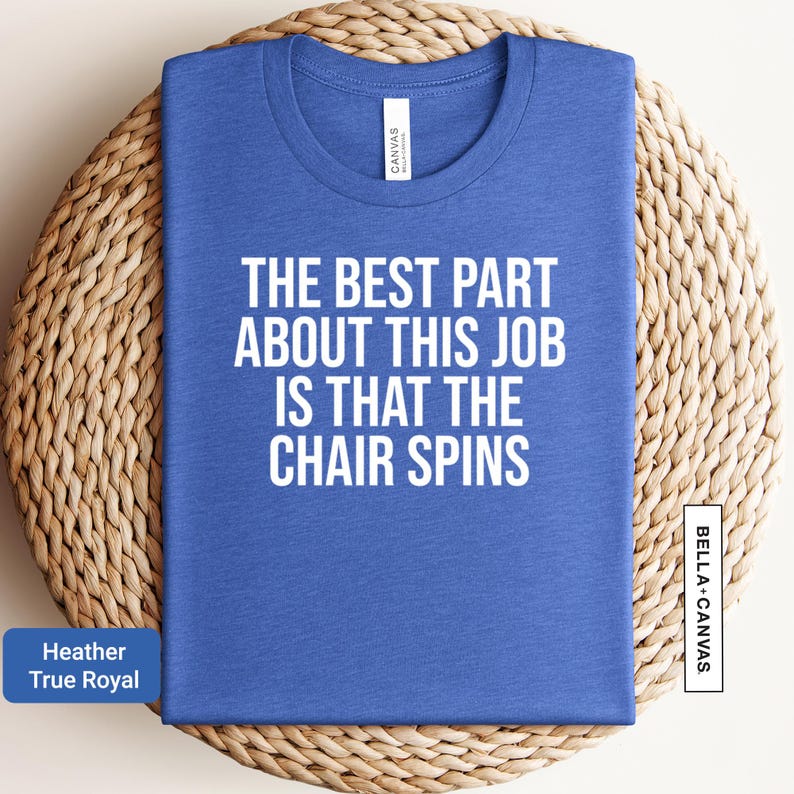 a blue t - shirt that says the best part about this job is that the
