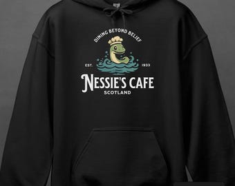 ネッシーズカフェ パーカー、未確認生物ネッシー スウェットシャツ、フォークロア パーカー、スコットランド ギフト、ウィアードコア レジェンド ネス湖 モンスター アパレル | 0963