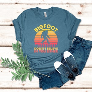 Camiseta "Bigfoot tampoco cree en ti", divertida, de camping, de pie grande, críptica, de pie grande / 0422 imagen 3