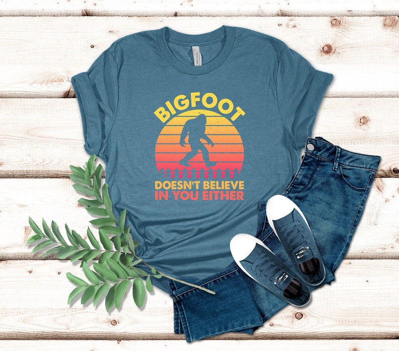 Camiseta "Bigfoot tampoco cree en ti", divertida, de camping, de pie grande, críptica, de pie grande / 0422 imagen 3